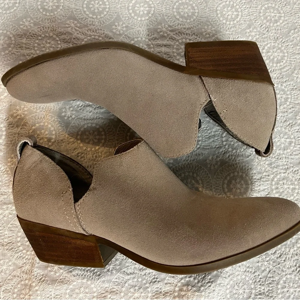 Joie Rowen Suede Leather ankle cutout booties in Taupe, Women’s size 6.5, Rodeo
